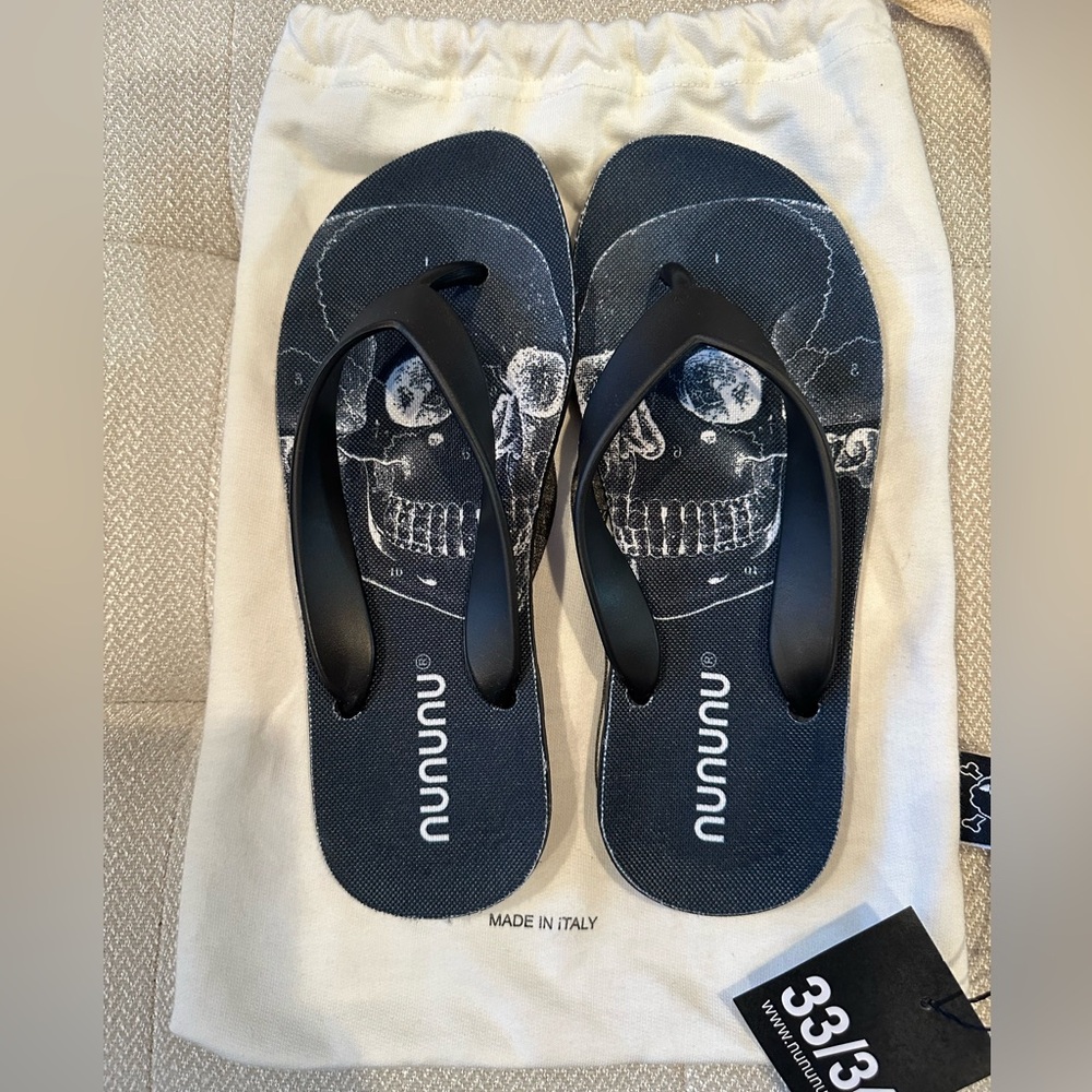 Nununu unisex skull flip flop NWT, size 33/34